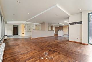 Voor meer info en foto’s, surf naar www.swevers.be – Dit handelspand in het bruisende Beringen biedt een sterke commerciële opportuniteit op een goed bereikbare locatie, op slechts 4 km van de snelwegen. Het pand dateert van 1994 en bevindt zich in op te frissen staat. De handelsruimte op het gelijkvloers omvat 149,87 m² en vormt een open en flexibel in te richten geheel, geschikt voor winkel, praktijk of dienstverlening. Aansluitend bevinden zich ruime kantoorruimtes van 142,57 m², ideaal als burelen, vergaderzaal of administratieve ondersteuning. Op de eerste verdieping is er bijkomende kantoorruimte van 74,92 m², perfect als aparte werkzone of directiekantoor.<br />Verder beschikt het gebouw over vier afzonderlijke toiletten en een praktische kelder van 44,36 m² voor stockage, archief of technische installaties. De ligging is een absolute troef: openbaar vervoer op 60 meter, scholen op 600 meter, ontspanning op 10 meter, restaurants op 100 meter en winkels op 200 meter. Deze centrale omgeving zorgt voor visibiliteit en constante passage.<br />Dankzij de combinatie van ruimte, duidelijke indeling en strategische ligging biedt dit pand een solide basis voor ondernemers die willen groeien. Met een gerichte opfrissing kan hier een hedendaagse handelszaak worden uitgebouwd, volledig afgestemd op eigen noden en visie. Voor meer informatie, bel 011 255 155. Bron bewoonbare oppervlakte: EPC – verslag.