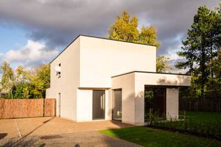  * Moderne alleenstaande villa in afwerkingsfase * Ruim perceel * Groene omgeving * Private oprijlaan * Goede mobiliteit * Drie slaapkamers * E-peil...