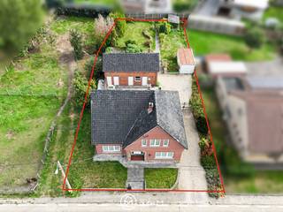 Ben je op zoek naar een woning te koop in Bilzen met veel ruimte en praktische mogelijkheden? Deze woning is gelegen te Eik 25 in Bilzen-Hoeselt. Een interessante woning voor wie graag voldoende woon- en bergruimte binnen handbereik heeft.<br /><br />Via de inkomhal kom je binnen in de woning. Hier bevindt zich de trap naar de eerste verdieping. Verder beschikt het gelijkvloers over een ruime leefruimte met veel lichtinval, een keuken met rechtstreekse toegang naar de tuin, een afzonderlijke eetplaats en badkamer met toilet, handenwasser en bad. Op het gelijkvloers is er ook een ruime slaapkamer een extra troef voor wie graag een kamer beneden heeft. Ze kan uiteraard worden ingericht als bureau, hobbykamer of speelkamer.<br /><br />Op het eerste verdiep bevindt zich de nachthal die toegang geeft tot twee ruime slaapkamers en een kinderkamer. Daarnaast is er via één van de slaapkamers toegang tot de grote zolderruimte. Deze zolderruimte kan nog verder worden ingericht tot slaapkamer of hobbyruimte. <br /><br />Buiten vind je een handige tuinberging met heel wat mogelijkheden voor opslag, tevens is er een handige garage. Ideaal voor wie extra plaats zoekt voor materiaal, fietsen, tuinspullen of andere benodigdheden.<br /><br />De woning is voorzien van een kelder, handig als extra voorraad- en bergruimte.<br /><br /><br /><strong>Troeven van deze woning</strong>
<ul>
<li>4 slaapkamers, waarvan 1 op het gelijkvloers</li>
<li>Ruime leefruimte en aparte eetplaats</li>
<li>Grote zolder die omgebouwd kan worden tot extra slaapkamers of een hobbyruimte</li>
<li>Grote buitenruimte met veel opslagmogelijkheden</li>
<li>Veel ruimte en een praktische indeling</li>
</ul>
<br />Deze gezinswoning te koop in Bilzen-Hoeselt biedt een interessante uitvalsbasis voor wie graag in Bilzen-Hoeselt woont. Je geniet er van de combinatie van een rustige woonomgeving. Winkels, scholen, horeca en andere dagelijkse voorzieningen zijn vlot bereikbaar.<br />Voor wie regelmatig onderweg is, is Bilzen-Hoeselt een aangename locatie dankzij de verbindingen richting onder meer Hasselt, Genk, Tongeren en Maastricht. Zo combineer je wonen in een gemoedelijke omgeving met een goede bereikbaarheid naar de omliggende steden.<br /><br />Wil je weten of deze woning te Eik 25 in Bilzen-Hoeselt bij jou past?<br />Ontdek de ruimtes en mogelijkheden tijdens een persoonlijke rondleiding.<br />Contacteer ons via mariek@optie-m.be of 011 23 11 01 en plan je bezoek.<br /><br />Wil je weten wat jouw eigen woning waard is? Ook daarvoor kan je ons via bovenstaande gegevens contacteren.