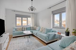 Située dans une rue calme à Boortmeerbeek, cette maison 4 façades a été entièrement rénovée en 2021 et est prête à emménager.Au rez-de-chaussée, vous...