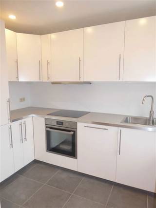 ETTERBEEK, Jachtwijk, mooi licht appartement met 1 slaapkamer + bureau/kinderkamer van ± 70m² bewoonbaar. Het is als volgt ingedeeld:...