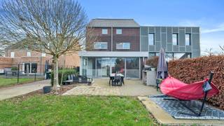 Soms kom je een woning tegen waar alles gewoon klopt. Geen grote verbouwingen, geen stress over energiefacturen, maar wel alle ruimte om je eigen stempel te drukken. Stokskesstraat 28 in Tielt-Winge is precies zo’n plek. Een instapklare halfopen bebouwing in een buurt waar buren nog elkaars naam kennen en rust de standaard is.<br /><br />Binnen merk je meteen dat dit huis met zorg is bewoond. Het hart van de woning? De royale leefkeuken. Dit is niet zomaar een plek om te koken, maar de plek waar de dag begint met koffie aan de tafel en eindigt met goede gesprekken terwijl de potten nog op het vuur staan.<br /><br />Met drie ruime slaapkamers heb je momenteel plek zat, maar de echte troef zit hogerop. De zolder biedt de mogelijkheid om door te groeien naar maar liefst vijf slaapkamers en een tweede badkamer. Of je nu droomt van een riante home-office, een gameroom of een extra verdieping voor de kinderen: hier kan het.<br /><br />Over de techniek hoef je niet na te denken. Met een gunstig EPC-label B en zonnepanelen op het dak woon je hier met een gerust hart. Je rijdt binnen via de manuele poort en parkeert met gemak in het grote bijgebouw van 45m². Die laatste is trouwens veel meer dan alleen een garage; het is de ideale plek voor de oldtimer, een uit de hand gelopen hobby of simpelweg bergruimte die je nooit tekortkomt.<br /><br />En dan is er nog de tuin. Groot genoeg voor een stevige barbecue en een speelparadijs voor de kinderen, maar vooral een plek waar je in alle privacy kunt genieten van de buitenlucht.<br /><br />Kortom: Instapklaar: Verhuizen, uitpakken en genieten en gelegen in een van de meest gegeerde straten van Tielt-Winge.<br /><br />Bij We Invest Demervallei bekijken we vastgoed graag net even anders. Geen gladde praatjes, maar een eerlijk beeld van jouw toekomstige thuis.<br /><br />Wil je zelf ervaren of dit de plek is waar jij je meubels ziet staan? Geef Niels een seintje voor een bezoek.<br /><br />niels.wouters@weinvest.be<br />0488 33 81 47