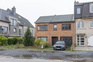  * Deze half-open bebouwing is gelegen op een prachtige locatie in Bredene. * De woning vraagt een totaal renovatie. * Indeling is als volgt:   glv:...