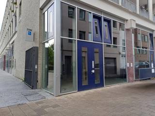 De handelsruimten in het nieuwbouwproject "Falconhoven" worden casco - gesloten ruwbouw- opgeleverd. Het etalageraam en inkomdeur zijn...