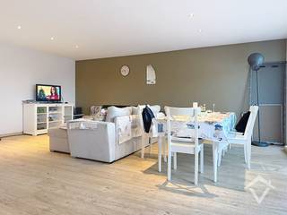 Dit instapklaar ruim appartement op de 1ste verdieping bestaat uit: woonkamer met open geïnstalleerde keuken - berging - nachthal - toilet - 2 slaapkamers - badkamer - terras.<br /><br />Veel parkeermogelijkheid. Afzonderlijke fietsenberging op het gelijkvloers.