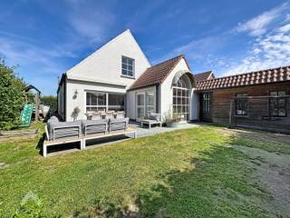 Charmant, lichtrijk en helemaal klaar voor een nieuw verhaal. Deze rustig gelegen halfopen woning combineert karakter met hedendaags wooncomfort en verrassend veel ruimte.<br /><br />Je wordt verwelkomd in de inkomhal met gastentoilet en praktische inbouwkast. De gezellige leefruimte met zit- en eethoek baadt in het licht en loopt naadloos over in de stijlvolle bureauruimte en de sfeervolle orangerie – dé perfecte plek om te ontspannen of van thuis uit te werken. De open, volledig uitgeruste keuken vormt het hart van de woning en sluit aan op de berging en wasplaats.<br /><br />Buiten wacht een onderhoudsvriendelijke, zuidoostgerichte tuin met een gezellig terras waar je volop geniet van de zon. De dubbele garage en oprit met plaats voor twee wagens maken het plaatje compleet.<br /><br />Op de eerste verdieping vind je drie volwaardige slaapkamers en een ruime badkamer met ligbad, douche, lavabo en toilet.<br /><br />Een warme thuis waar charme, licht en functionaliteit moeiteloos samenkomen. Ideaal voor wie rustig wil wonen zonder in te boeten aan comfort.<br /><br />Extra troeven<br />
<ul>
<li>ligging</li>
<li>nieuwe keuken van 2023</li>
<li>parket</li>
<li>dubbele garage</li>
<li>waterverzachter</li>
<li>nabij belangrijke invalsweg, winkels, scholen</li>
<li>instapklaar</li>
</ul>
<br />Deze woning is te koop ZONDER makelaar via het concept van Smart Houses. Wenst u verdere inlichtingen of een bezoek? Contacteer rechtstreeks de eigenaar via 0494/89.26.39