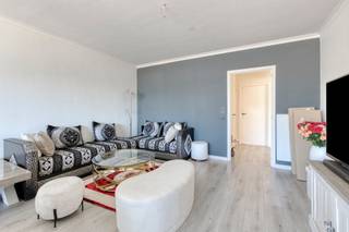 <p>Dit lichtrijke appartement van 89 m² is gelegen op de tweede verdieping van een <strong>kleinschalig gebouw</strong> met slechts drie appartementen. Bij het betreden van het appartement kom je in de inkomhal, voorzien van een <strong>apart toilet</strong> en met toegang tot de verschillende ruimtes. De aangename leefruimte geniet van veel natuurlijke lichtinval en sluit aan op de gesloten keuken, die beschikt over een praktische indeling en voldoende kastruimte. Verder omvat het appartement een badkamer, uitgerust met een douche, lavabo en toilet.</p><p>Er zijn <strong>twee volwaardige slaapkamers</strong> aanwezig. De kleinste slaapkamer biedt rechtstreeks toegang tot het <strong>zuidgerichte terras </strong>aan de achterzijde van het appartement. Dankzij de gunstige oriëntatie is dit de ideale plek om tijdens de zonnige maanden heerlijk te genieten en te ontspannen.</p><p>Tot slot beschikt het appartement achteraan over een praktische garagebox (licht / elektriciteit voorzien), inbegrepen in de vraagprijs.</p><p>Extra troeven: <br />- EPC: 213 kWh/m² (C-score → GEEN renovatieverplichting) <br />- Private kelderberging<br />- Centrale ligging op wandelafstand van winkels, horeca en openbaar vervoer<br />- Woongebied, verdere stedenbouwkundige informatie in aanvraag. <br />- Maatregelenregister in aanvraag</p><p>Voor meer info ga naar www.coenenvastgoed.be of bel 03/375.82.92</p>