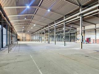 Ce spacieux bâtiment commercial à louer dispose d'entrepôts, de bureaux et d'un espace extérieur spacieux offrant une grande marge de manœuvre.<br />Le site est situé dans une zone industrielle à un emplacement privilégié à Melle, à proximité de la R4 et de la Brusselsesteenweg, garantissant ainsi une accessibilité extrêmement facile.<br /><br />Surfaces :<br />- Terrain : env. 7 500 m²<br />- Entrepôts : environ 3 553 m²<br />- Bureaux : 323 m²<br /><br />Spécifications :<br />- 7 ports, dont 4 portes sectionnelles<br />- 2 ponts roulants<br />- Espace extérieur spacieux avec options de chargement et de déchargement, espace de manœuvre et nombreuses places de parking<br />- Hauteur de la crête : 8 mètres<br />- Hauteur libre : 7 mètres<br />- Cabine électrique<br />- Système de badges<br />- Éclairage LED<br /><br />Ces entrepôts avec bureaux à louer à Melle vous intéressent ? Demandez plus d'informations ou réservez une visite au 09 245 35 35 ou à business.gent@dewaele.com.