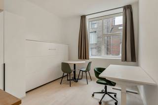 Gemeubelde studio's met een EPC A-label op een toplocatie te centrum Leuven! De verkoop geschiedt volledig onder registratierechten!<br /><br />Project bestaande uit eigentijdse, ruime en lichtrijke studio's waarvan verschillende met een slaapniveau en terrassen. <br /><br />Het project wordt gekenmerkt door grote ramen en hoge plafonds en is gelegen op een centrale ligging nabij Groep T, verschillende campussen en het station van Leuven!<br />Alle studio's beschikken over een volledig ingerichte keuken en een badkamer met een inloopdouche, een wastafel met een spiegel en een toilet.<br /><br />Door een goede isolatie, lucht-lucht warmtepompen, zonnepanelen en hoogwaardig glas zijn deze studio's zeer energiezuinig en allen voorzien van een EPC label A en zijn ze klaar voor de toekomst!<br /><br />Voor degene die de studio niet zelf in gebruik nemen en willen verhuren, bieden we een huurgarantie voor academiejaar '26-'27.<br /><br />Voor meer info of een bezoek ter plaatse kan u contact opnemen via arnaut@immojanstas.be of 0495/292080!
