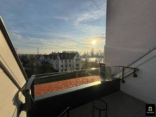 Dit volledig gemeubileerde duplex-appartement in Duinenwater te Knokke is prachtig afgewerkt en beschikt over zonnige terrassen met zicht op het...