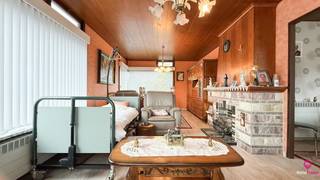 Bij ImmoFusion 7/7 “open huis” : klik op onze 3D-TOUR. Ervaar vastgoed alsof je er zelf doorloopt!<br /><br />Verzorgde gelijkvloerse prefab-woning op ruim perceel in landelijk Linkhout<br />Deze instapklare prefab-woning (OB) bevindt zich in een rustige straat op een royaal perceel van ca. 1.527 m² in het charmante Linkhout.<br />De grond is deels bestemd als woongebied met een landelijk karakter en deels als waardevol agrarisch landschap. Hierdoor geniet je van een unieke combinatie van rust, natuur en waardevolle ligging. De grond alleen al vertegenwoordigt een waarde van meer dan €200.000,00 — de rust en omgeving zijn simpelweg onbetaalbaar.<br />Een extra troef van deze woning is het nieuwe dak (vernieuwd in 2022) dat de volledige woning overspant. Hierdoor kan de indeling eenvoudig aangepast worden: alle binnenmuren zijn verplaatsbaar.<br />De woning is volledig onderkelderd en beschikt over een ruime inpandige garage. In de kelder bevinden zich onder andere een wasplaats en zelfs een extra zitruimte (zie foto's).<br /><br />Pluspunten:<br /><br />- Ramen in hout met dubbel glas<br />- Elk raam is voorzien van screens<br />- Centrale verwarming op mazout<br />- Aardgas ligt reeds in de straat<br />- het dak werd in 2022 vernieuwd<br /><br />Topligging: binnen slechts 2 minuten sta je in het centrum van Lummen, met toegang tot supermarkten, horeca, postkantoor, apotheken, dokters, kinderopvang en scholen (kleuter, lager én secundair). Ook het bus knooppunt is vlot bereikbaar.<br />De op- en afritten van de E313/E314 liggen op amper 2 minuten rijden van het centrum.<br /><br />Wilt u graag meer informatie? Neem gerust contact op met Immofusion via het nummer 078 78 78 70.