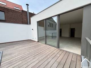 Appartement 0102 is gelegen op de eerste verdieping van Residentie Melrose Place en heeft een totale oppervlakte van 92m². Met daarbij een noord-oost georiënteerd terras van 35 m². Het appartement beschikt over 1 slaapkamer.<br /><br />Residentie MELROSE PLACE omvat 6 ruime appartementen met 1 of 2 slaapkamers en één studio op de<br />gelijkvloerse verdieping bij fase 1 (Rijselstraat). In een latere fase van dit project (Merghelynckstraat) worden er<br />1duplex-appartement , 4 lofts en 1 bestaande loft gerealiseerd.<br /><br />Verder is er ook een mogelijkheid tot aankopen van autostaanplaats en/of garage.<br /><br />Bij het ontwerp werd gekozen om exclusieve en betaalbare appartementen te ontwikkelen.<br /><br />Ook de ligging van residentie MELROSE PLACE is één van de grote pluspunten, de residentie is gelegen in<br />het hart van de stad, waar alle voorzieningen (bakkerij, slagerij, apotheek,…) na bij zijn. Er is ook een vlotte<br />verbinding met de Noorderring die u vlot tot de oprit van de A19 brengt.<br />