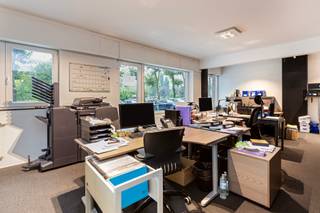 Buurt Oud Strijderslaan - KANTOOR OF VRIJ BEROEP - Op het gelijkvloers van een mooi gebouw met lift, prachtige gerenoveerde en modulaire ruimte...