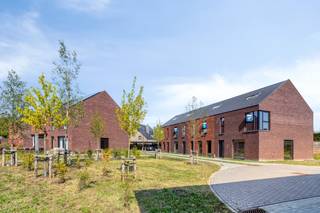 Energiezuinige nieuwbouwwoning op een Zuid-oost gericht perceel van 122m2. De interieurafwerking van de woning is volledig op maat te kiezen a.d.h.v. ruime afwerkingsbudgetten. De woning is uitgerust met een ruim pakket aan energiezuinige technieken zoals warmtepomp, ventilatie D, vloerverwarming op beide verdiepingen,... . Op het gelijkvloers beschikt de woning over een inkom met gastentoilet, een praktische wasplaats en een open leefruimte. Op de eerste verdieping bevinden zich 3 slaapkamers, een dressing en een badkamer met bad+douche. De zolder is toegankelijk met een vaste trap. De woning wordt gebouwd in het nieuwbouwproject in de Bergmolenstraat te Melsele. In totaal worden daar 12 halfopen en gesloten woningen gebouwd . Zie jij jezelf hier wonen? Bel Ewout op 0497 588 888 of mail naar contact@huysmanbouw.be voor meer informatie. Meer info over het project op huysmanbouw.be
