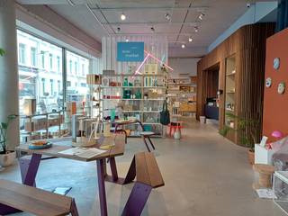 Deze prachtige winkel is gelegen op een zeer zichtbare hoek en geniet daarom van een brede etalageraam. De winkel is +/- 325m² groot en heeft nog een commerciële -1 verdieping van +/- 190m².<br />Gelegen in de gekende Kloosterstraat, vlakbij "Furnified", "Studio Clinic", "The Lab+", "Rite Studio", "Purdey D Design", "Maison Mima" e.a.
