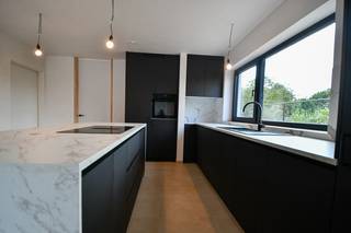 Deze prachtige halfopen bebouwing vinden we terug in een rustig gelegen buurt te Wachtebeke. De woning staat op een terrein van 313m², telt 4 volwaardige slaapkamers en beschikt over een zeer kwalitatieve afwerking.<br /><br />Indeling van de woning:<br />ruime inkomhal, gastentoilet, ruime open woonkamer met geïnstalleerde keuken, afgewerkte garage met wasplaats. Op de 1ste verdieping vinden we de nachthal, 3 ruime slaapkamers, badkamer met inloopdouche en een apart toilet. Een vaste trap geeft toegang tot verdieping 2 waar er nog een extra slaapkamer en de technische ruimte zijn ondergebracht.<br /><br />De oprit, paden en buitenberging zijn mooi afgewerkt, binnenkort zaait de eigenaar nog gras om het verhaal compleet te maken.<br /><br />De woonst beschikt over veel lichtinval, grote ruimtes en werd voorzien van vele details waardoor het hier zorgeloos genieten is.<br /><br />Vrij op: onmiddellijk.<br /><br />Huurprijs: 1.350€/maand<br /><br />Voor een plaatsbezoek kan u contact opnemen via quinten@qubic-vastgoed.be of via 0468/20 15 30.