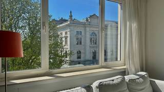 <p>Dit ruim appartement van ca 92 m² is gelegen in de Schildersstraat, middenin het levendige Zuid. Schitterend gelegen tegenover het Museum voor Schone Kunsten en vlakbij de gezellige Leopold de Waelplaats en Marnixplaats, kortom een droomlocatie op wandelafstand van alle places to be.</p>
<p>Het appartement bevindt zich op de vierde verdieping vanwaar u een adembenemend uitzicht heeft op het Koninklijk Museum voor Schone Kunsten en de authentieke bootgevel aan de overzijde van de straat. Dankzij de brede raampartijen in de leefruimte profiteert u maximaal van dit uitzicht en bovendien heeft u privatief genot van een prachtig dakterras van ca 21 m² met 360° zicht over de stad.</p>
<p>Het appartement is volledig gerenoveerd. Authentieke elementen werden behouden en in hun oorspronkelijke glorie hersteld, wat perfect tot zijn recht komt in de kwaliteitsvolle afwerking van elke ruimte.</p>
<p>De leefruimte is uitermate licht en zonnig en is gelegen op een stijlvolle parketvloer, wat zorgt voor een knusse en warme sfeer. De aansluitende keuken is volledig geïnstalleerd en uitgerust met alle nodige toestellen. Van hieruit is tevens een gezellig tweede terras bereikbaar. <br /><br />Aan de rustige achterzijde kan de ruime masterbedroom gebruikmaken van een badkamer met ligbad/douche en lavabo. Apart toilet. <br />Een tweede slaapkamer aan de voorzijde kan perfect ingericht worden als bureauruimte, logeerkamer, dressing of kinderkamer.</p>
<p>Maandelijkse kosten: 100 Euro <br />Provisie op verbruik van verwarming en water: 100 Euro. <br />Elektriciteit en gas zijn privé op te nemen door de huurder. <br /><br />Beschikbaar vanaf 1 juli 2026.</p>