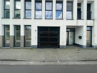Location:Located on Sint Denijslaan in Ghent. Within walking distance of Sint-Pieters Station and De Smet de Naeyer Park. Easy access to public...