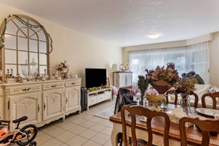 <span><strong>**Wonen te Haren, Brussel**</strong></span><br /><br />In Haren, een deelgemeente van Brussel, bieden we met veel plezier dit één-slaapkamerappartement aan! Het pand heeft een uitmuntende Mobiscore van 8.9 wat wil zeggen dat alle voorzieningen zoals openbaar vervoer, autosnelweg, winkels, school, het park van Haren, het sportcentrum..... vlakbij zijn. Tevens biedt Haren een perfecte uitvalsbasis naar tewerkstelling in de Brusselse regio en Brucargo.<br /><br />Het gebouw bestaat uit 6 entiteiten, waarbij appartement 0002 gelegen is op de gelijkvloerse verdieping en beschikt over een open leefruimte met ingerichte keuken, badkamer en één slaapkamer. Ieder appartement heeft een eigen terras en bovendien beschikt ieder appartement over een privatieve kelderberging. <strong>Wij verkopen alle appartementen in dit gebouw mist inachtneming huurder! Is dit appartement niet volledig wat u zoekt? Bekijk dan zeker de overige opties in dit gebouw via onze website: www.connect-immo.be </strong><br /><br />Op heden is het appartement verhuurd aan €873,74 exclusief lasten waardoor je geniet van een rendement van 3,95%! <br /><br /><span><strong>Dit appartement is een unieke kans voor zowel eigen gebruikers als voor investeerders! </strong><strong><span>Voor meer informatie of een bezichtiging, neem contact op met Jacky op 049553 46 49 of jacky@connect-immo.be</span></strong></span><br /><br />EPC: 279 kWh/m² - Label F - UC: 20240715-0000685300-01-5