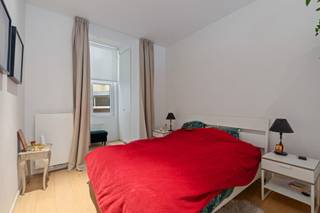 Deze moderne en lichtrijke studio van 50 m² is gelegen in Elsene. Dankzij de praktische indeling en aangename uitstraling is dit een ideale woonst voor wie comfortabel wil wonen in Brussel of op zoek is naar een interessante investering.<br /><br />Gelegen op het gelijkvloers van een kleine mede-eigendom bevindt zich deze charmante studio. Bij het betreden van de studio wordt u verwelkomd in een lichtrijke leefruimte die naadloos overgaat in een volledig uitgeruste keuken. De aparte slaaphoek zorgt voor extra comfort en privacy. De badkamer beschikt over een lavabo, toilet en ligbad. <br /><br />Openbaar vervoer, handelszaken wijk Bascule, scholen, Ter Kamerenbos zijn op wandelafstand gelegen.<br /><br />Divers: De elektriciteit is conform en de gemeenschappelijke kosten zijn beperkt. De stedenbouwkundige inlichtingen zijn in aanvraag. Momenteel is het verhuurd en de huurprijs is €1000.<br /><br />Een ideaal pand voor investeerders of wie op zoek is naar een zorgeloze woonst in hartje Elsene.<br /><br />