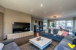 Deze ruime en instapklare villa, gelegen in een rustige straat met een uitstekende bereikbaarheid, biedt maar liefst 296 m² bewoonbare oppervlakte...