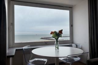 Prachtig gelegen gemeubelde studio met frontaal zeezicht in het centrum van Oostende. De studio is in een prachtige staat gerenoveerd en is onmiddellijk vrij.<br />Gelegen op de vijfde verdieping. De algemene kosten komen op € 75 voorschot per maand en een voorschot van € 75 per maand voor het water en de verwarming. Vraag gerust een bezoekje aan.