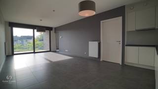 <strong><u>TROEVEN</u></strong><br />+ Solide huurder<br />+ Modern en energiezuinig<br />+ Erkende assistentiewoning<br />+ Rustig gelegen in hartje Wellen<br />+ Elektriciteit conform t.e.m. 18/05/2041<br /><br /><u><strong>ALGEMEEN</strong></u><br />Welkom in Residentie "Villina", waar de landelijke omgeving van Haspengouw en het levendige centrum van Wellen in harmonie zijn. Bij de bouw van deze 24 erkende assistentiewoningen werd veel aandacht besteed aan goede isolatie, moderne voorzieningen en een kwalitatieve afwerking. Alle appartementen zijn gelegen rondom de binnentuin met petanquebaan. Bovendien is er op het gelijkvloers een gemeenschappelijke ontmoetingsruimte, en worden er maandelijks activiteiten georganiseerd. De Lidl, de bushalte, een warme bakker en diverse horecagelegenheden zijn alle bereikbaar op wandelafstand. Hasselt, Sint-Truiden, Borgloon en Tongeren bevinden zich op 20 minuutjes rijden. <br /><br /><u><strong>INDELING</strong></u><br />Het appartement is gelegen op de 1ste verdieping, en makkelijk bereikbaar met de ruime lift of trap.<br />De open keuken is uitgerust met een kookplaat, microgolfoven, ingebouwde koelkast met vriesvak en afwasmachine. Naast de keuken is er een berging, waar je een wasmachine en droogkast kan plaatsen. De leefruimte ligt in het verlengde van de open keuken en biedt plaats voor een eetkamer en salon. De gordijnen met zijgeleiding zijn volledig verduisterend, het vouwgordijn in de keuken is elektrisch bedienbaar en het vliegenraam in harmonicavorm is enkel zichtbaar wanneer nodig. Vanuit de leefruimte heb je toegang tot het gezellig overdekt terras aan de tuinzijde. Vanuit de slaapkamer met tuinzicht kan je naar de badkamer, ingericht met een inloopdouche, toilet en een lavabo met meubel en spiegel.<br /><br />Alle uitrustingen zijn erop gericht om maximaal comfort en gebruiksgemak te bieden: rolstoelgebruikers kunnen zich makkelijk verplaatsen in het appartement, dankzij aangepaste deuropeningen met schuifdeuren, lavabo op comfortabele hoogte, extra steun/stoel in de douche en extra bijbehorende steunen aan het toilet. Tevens is gedacht aan handige rails om bv. kaders eenvoudig op te hangen.<br /><br />In de ondergrondse parking zijn ruime autostaanplaatsen voorzien. <br /><br /><u><strong>ERKENDE ZORGWONING</strong></u><br />Residentie "Villina" is erkend als assistentiewoning volgens het Woonzorgdecreet dd. 13/03/2013, uitgebaat door wzc Ocura, en biedt o.m. volgende diensten aan: boodschappendienst, hulp in het huishouden, klusjesdienst, ...<br />Wekelijks is er een woonassistent/zorgmakelaar aanwezig om je verder te helpen met eventuele vragen. Basis zorg en een noodoproepsysteem zijn aanwezig in elk appartement. De vergoeding hiervoor is op basis van een dagprijs. Meer informatie over de zorgservice vind je terug op: https://www.villina.be/<br /><br /><u><strong>ZORGCOMPONENT</strong></u><br />- binnenhuisparlofoon<br />- ondergrondse parking<br />- inboedelverzekering<br />- woonassistentie<br />- crisis- en overbruggingszorg<br />- gebruik van het noodoproepsysteem<br />- beheer gemeenschappelijke delen<br />- syndicuskosten<br />- gebruik ondergrondse afvalcontainer<br /><br />Dit erkend assistentie-appartement is duurzaam verhuurd aan solide bewoners wat het tot een erg interessante investering maakt. De geafficheerde prijs is dan ook een aanbiedingsprijs voor deze buitenkans!<br /><br />Voor de meest specifieke informatie omtrent conformiteit van de gerealiseerde constructies met vergunningsplichtige handelingen kan rechtstreeks contact worden opgenomen met de Dienst Omgeving van de gemeente Wellen.<br /><br /><strong><u>CONTACT:</u></strong><br />Gecharmeerd door deze ruime en stijlvolle assistentiewoning, voorzien van 24/7 comfort?<br />Contacteer mij voor meer info of voor een vrijblijvende afspraak op 0475/47.44.50.<br /><br /><em>De vermelde oppervlaktes zijn slechts indicatief. Katrien Wouters - creating IMMOtions kan niet verantwoordelijk gesteld worden voor de juistheid van de aan haar verstrekte gegevens.</em>