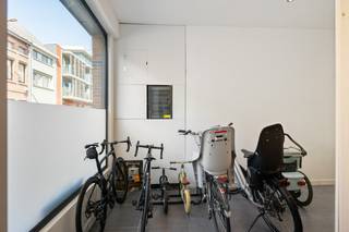 Op een uitstekende locatie nabij het centrum van Mechelen bevindt zich deze ruime instapklare woning met 4 slaapkamers en stadstuin. U bevindt zich hier op wandelafstand van winkels, scholen, eet-en drankgelegenheden en het openbaar vervoer. <br /><br />We betreden de woning via de inkomhal waar de gastentoilet zich bevindt. Vooraan de woning beschikt u over een ruime en praktische fietsenberging waar ook plaats voorzien is voor de wasmachine en droogkast. De inkomhal geeft uit op een volledig geïnstalleerde open keuken en gezellige eetplaats. Achteraan de woning bevindt zich de cosy en lichtrijke zithoek die via een schuifraam toegang biedt tot de gezellige stadstuin. Via de nachthal op de eerste verdieping heeft u toegang tot de badkamer met bad, inloopdouche, dubbele lavabo en toilet, twee grote slaapkamers alsook een bureauruimte met trap naar de tweede verdieping waar u over nog twee slaapkamers kan beschikken.<br /><br />De verwarmingsketel wordt nog vervangen zodat de woning kan worden opgeleverd met EPC D. Er zal dus geen renovatieplicht van toepassing zijn.<br /><br />Dit is een uitstekende opportuniteit wanneer u op zoek bent naar een zeer ruime woning met 4 slaapkamers op een uitstekende locatie te Mechelen. Contacteer ons voor meer informatie op 0475 47 59 76 of neem een kijkje op www.boonstravastgoed.be .<br /><br />Bijzonderheden:<br />- 4 slaapkamers<br />- Instapklaar zonder renovatieplicht<br />- Wandelafstand centrum Mechelen