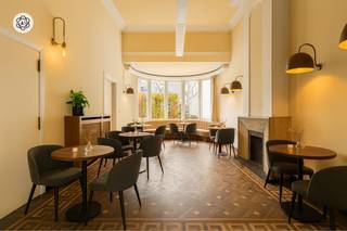 Cette imposante maison de maître (actuellement divisée en 6 appartements et un bureau + parking), de style néo-Renaissance flamande,...