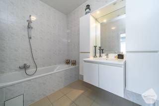 Dit <strong>volledig gerenoveerd appartement</strong> bevindt zich op de <strong>1ste verdieping</strong> van een kleinschalige residentie, op een <strong>steenworp van de markt, winkels en het natuurreservaat</strong>. Perfect voor wie op zoek is naar comfort, rust én een centrale ligging.<br /><br /><strong>Troeven van dit appartement:</strong>
<ul>
	<li>Instapklaar appartement op toplocatie!</li>
	<li>Zongericht met veel natuurlijke lichtinval</li>
	<li>1 comfortabele slaapkamer</li>
	<li>Energiezuinig (EPC C) – recent gerenoveerd</li>
	<li>Lage gemeenschappelijke kosten (lage syndickosten)</li>
	<li>Uitstekende ligging in het centrum van De Panne</li>
</ul>
Ideaal als <strong>vaste woonst, tweede verblijf of investering aan zee</strong>.<br /><br /><strong>Neem vandaag nog contact met ons op voor een bezichtiging!</strong>