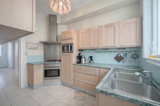 Ruim duplex-appartement met stadstuintje in de Dumontwijk – op wandelafstand van het strand Dit charmante appartement van ca. 100 m² combineert...