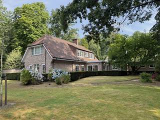 <p>Deze ruime villa op een perceel van +/- 3.000m² is groen en rustig gelegen in het residentiële Schotenhof. De woning is instapklaar en ingedeeld als volgt: Vanuit de inkomhal een trap naar de verdieping en toegang tot het huisbureel, apart toilet, een logeerkamer met douche en een ruime leefruimte op parket met mooi zicht naar de tuin. Aansluitend een speelhoek/open bureelruimte met toegang tot een ruime eetplaats met schuifraam naar het terras. De keuken is ingericht is met een microgolfoven, oven, dampkap, gasvuur, spoeltafel en een vaatwasser. Op de verdieping een nachthal voorzien van een ingebouwde kastenwand; 3 ruime slaapkamers op een laminaat vloer met ingebouwde kasten waarvan twee kamers met een eigen lavabo; een ingerichte badkamer met ligbad, een instapdouche, een toilet en een wastafel. Het perceel is vooraan afgesloten met een automatische poort en een beklinkerde oprit naar de garage. Mooie grote tuin met 3 terrassen aansluitend aan de woning. Beschikbaar vanaf 15 augustus 2026<br /><br /></p>