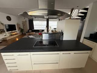 Duplex appartement met 3 slaapkamers. Het appartement beschikt op het gelijkvloers over een open keuken met een lichtrijke leefruimte en een...