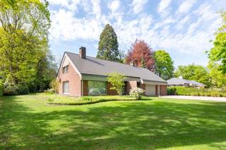 Gelegen in het gegeerde Schotenhof, bevindt zich deze degelijk gebouwde en uitstekend onderhouden villa.<br /><br />De woning heeft een bewoonbare oppervlakte van maar liefst 415m² en is gelegen op een prachtig perceel van 2.440m² met een straatbreedte van 35 meter.<br /><br />Binnenin biedt de woning een logische en ruime indeling met een lichtrijke leefruimte met haard, een aparte keuken met bijkeuken/wasplaats, een bureauruimte en een inpandige garage voor 2 wagens.<br /><br />Verder zijn er 5 volwaardige slaapkamers en 2 badkamers, aangevuld met een ruime zolder die nog tal van mogelijkheden biedt.<br /><br />Unieke troef is de praktijkruimte, volledig geïntegreerd maar met een aparte inkom. Deze bestaat uit een wachtruimte, spreekkamer en twee behandelkamers, ideaal voor een vrij beroep of zelfstandige activiteit aan huis. Ook parking werd aangelegd voor een vlotte toegankelijkheid. <br /><br />Buiten wacht een prachtig zonnig perceel, omringd door een rustige, groene omgeving met veel privacy. <br /><br />Technisch is de woning volledig up-to-date; het dak werd recent vernieuwd, de elektrische installatie is conform en met een energielabel B werd ook de energetische upgrade zeker niet vergeten. <br /><br />Een ideale eigendom voor wie op zoek is naar ruimte, een sterke ligging en de combinatie wonen/werken.<br /><br />Interesse? Contacteer ons voor meer informatie of een bezoek.<br /><br />(opp. ref. EPC)