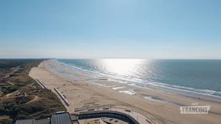 Op een absolute toplocatie aan de Zeedijk van Wenduine bevindt zich dit prachtig gerenoveerde appartement. Dankzij het frontale zeezicht geniet u niet alleen vanuit de lichtrijke leefruimte en de open keuken van een adembenemend panorama, maar ook vanuit beide slaapkamers. Een unieke woonbeleving waar de zee steeds centraal staat.<br /><br />Bij het betreden van het appartement wordt u verwelkomd in een ruime inkomhal met een afzonderlijk gastentoilet. Via een stijlvolle glazen deur komt u in de royale leefruimte met volledig uitgeruste open keuken. Door deze open indeling vloeien wonen, koken en genieten naadloos in elkaar over, terwijl de grote raampartijen ervoor zorgen dat het fenomenale zeezicht vanuit vrijwel elke hoek van de leefruimte zichtbaar is. <br /><br />Verder beschikt het appartement over twee ruime slaapkamers, die beide uitkijken op de zee en zo elke ochtend een uitzonderlijk uitzicht bieden. Daarnaast is er een praktische technische ruimte die momenteel eveneens als wasruimte wordt gebruikt evenals een stijlvolle badkamer uitgerust met een inloopdouche, dubbele lavabo en een tweede toilet.<br /><br />Als extra troef beschikt het appartement over een privatieve kelderberging en een gemeenschappelijke fietsenberging wat het wooncomfort nog verder verhoogt.<br /><br />Ook op technisch vlak scoort deze eigendom uitstekend dankzij de gunstige EPC-score, de conforme elektrische installatie en de centrale verwarming op aardgas.<br /><br />Bent u op zoek naar een vaste woonplaats aan de Belgische kust, een luxueus tweede verblijf of een interessante investering? Dan is dit instapklare appartement met zijn uitzonderlijke ligging en ongeëvenaarde zeezicht een bezoek meer dan waard.<br /><br />