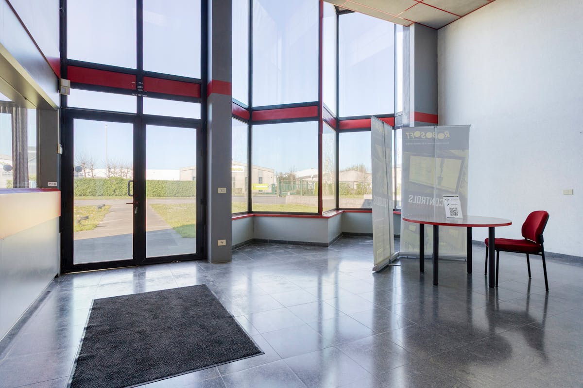 Bâtiment commercial à vendre dans la zone industrielle d'Ypres - photo 4