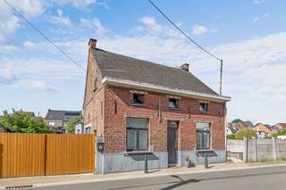 <p>In de Hellestraat 97 te Ninove bevindt zich deze charmante open bebouwing op een ruim perceel van 904 m². De woning combineert karakter en comfort met een praktische indeling, mooie volumes en tal van mogelijkheden voor wie op zoek is naar extra ruimte, zowel privé als professioneel.</p><p>Bij het betreden van de woning komt u terecht in een gezellige leefruimte met veel lichtinval en warme afwerking. Verder beschikt de woning over een ingerichte keuken, drie volwaardige slaapkamers en twee badkamers, wat zorgt voor optimaal comfort voor het hele gezin. Dankzij de instapklare staat kan u hier meteen uw intrek nemen.</p><p>Een absolute troef van deze eigendom is de ruime loods van ca. 100 m², bereikbaar langs de zijkant van het perceel. Ideaal voor zelfstandigen, hobbyisten, opslag of wie nood heeft aan extra werk- of stockageruimte.</p><p>Daarnaast geniet de woning van een aangename tuin, terras en garage, perfect om in alle rust van het buitenleven te genieten.</p><p>Troeven:</p><p>• Open bebouwing op perceel van 904 m²<br />• Bewoonbare oppervlakte van 153 m²<br />• 3 slaapkamers en 2 badkamers<br />• Instapklare woning met charmante uitstraling<br />• Ruime loods van ca. 100 m² met zijtoegang<br />• Garage, tuin en terras aanwezig<br />• Tal van mogelijkheden voor zelfstandigen of hobbyruimte<br />• Rustige ligging met vlotte bereikbaarheid</p><p>Centrale verwarming op mazout – EPC label E – Elektriciteit niet conform. Maatregelenregister en stedenbouwkundige inlichtingen in aanvraag. </p>