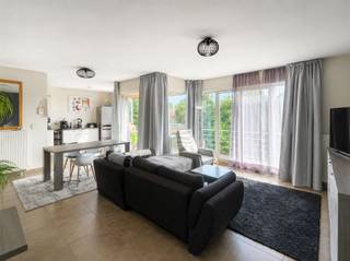 Dit verzorgd appartement is gelegen op de tweede verdieping.Het gebouw beschikt over een lift, geschikt voor rolstoelgebruikers.Het appartement omvat een ruime inkomhal met videofoon, een grote en lichtrijke leefruimte met zicht op het terras en een mooie open keuken voorzien van voldoende kastruimte en toestellen zoals kookplaat, dampkap, oven en koelkast.Verder zijn er drie slaapkamers, een verzorgde badkamer met ligbad, aparte douche en dubbele lavabo in meubel, een praktische wasplaats en een extra berging.Het ruime terras vormt een mooie extra troef.Het appartement beschikt over centrale verwarming op gas en is overal voorzien van aansluitingen voor televisie en internet.