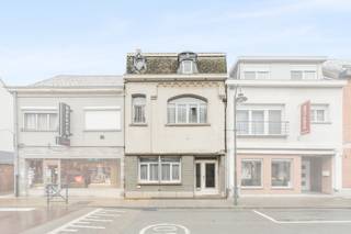 Te koop: ruime gesloten woning in het centrum van Lebbeke, op wandelafstand van het treinstation, scholen en park.Deze karaktervolle woning biedt...