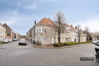 Deze woning met 6 slaapkamers is gelegen in de wijk Konterdam-Meiboom, net buiten het centrum van Oostende. Dicht bij de invalswegen en de autosnelweg. En dicht bij het Maria-Hendrikapark ('t Bosje)<br />Indeling van de woning: Kelder: ruime berging aanwezig. Gelijkvloers: inkomhal met afzonderlijk toilet, living en eetplaats met afzonderlijke keuken. Aansluitend aan de keuken is er een buitenterras voorzien. Naast het terras is er een ruime garage met sectionale poort. 1e verdieping: 3 slaapkamers, wasplaats voor wasmachine en droogkast, badkamer met douche, toilet en dubbele lavabo. 2e verdieping: 3 ruime slaapkamers.<br />Dus een ideale woning voor een groot of minder groot gezin.