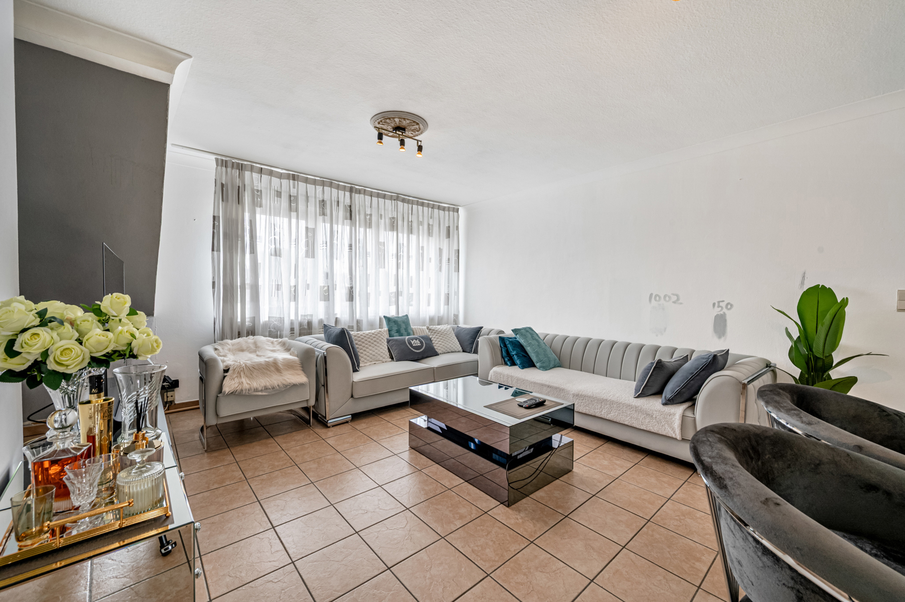 Op te knappen appartement met 2 slaapkamers en terras - foto 2