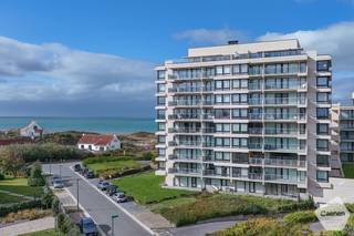 Bent u op zoek naar een <strong>luxueus verblijf aan zee</strong>?<br />Ontdek dit<strong> prachtig afgewerkt appartement van 133 m²</strong> met 26 m² terrassen – een echte <strong>parel aan de kust</strong>.<br /><br /><strong>Indeling:</strong>
<ul>
	<li>Ruime, lichtrijke leefruimte met open haard en panoramisch zeezicht</li>
	<li>Volledig <strong>uitgeruste open keuken</strong>, ideaal om te koken én gezellig samen te zijn</li>
	<li><strong>Drie slaapkamers</strong></li>
	<li>Twee ruime kamers met ingemaakte kasten en toegang tot het terras</li>
	<li>één kamer <strong>met zeezicht</strong></li>
	<li>Praktische berging en apart toilet</li>
	<li>Twee ruime terrassen om volop te genieten van zon en zee</li>
</ul>
<strong>Troeven:</strong>

<ul>
	<li>Unieke ligging aan het uiteinde van de gegeerde Dynastielaan met directe strandtoegang</li>
	<li>Residentie met prachtig <strong>openluchtzwembad</strong></li>
	<li><strong>Adembenemend uitzicht vanuit elke kamer</strong></li>
	<li><strong>Optie tot aankoop dubbele parkeerplaats en fietsenberging</strong></li>
	<li>Ruime<strong> kelderberging inbegrepen</strong></li>
	<li>Hoogwaardige afwerking met oog voor detail</li>
</ul>
<strong>Wonen in luxe aan zee</strong> – ruimte, licht en comfort in één uniek aanbod.<br />Neem vandaag nog contact met ons op voor een bezoek en laat u betoveren.