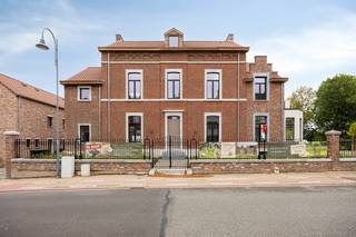 Dit knap gelijkvloers appartement met twee slaapkamers combineert nieuwbouwcomfort met een rustige, groene ligging. Dankzij het aansluitend terras...