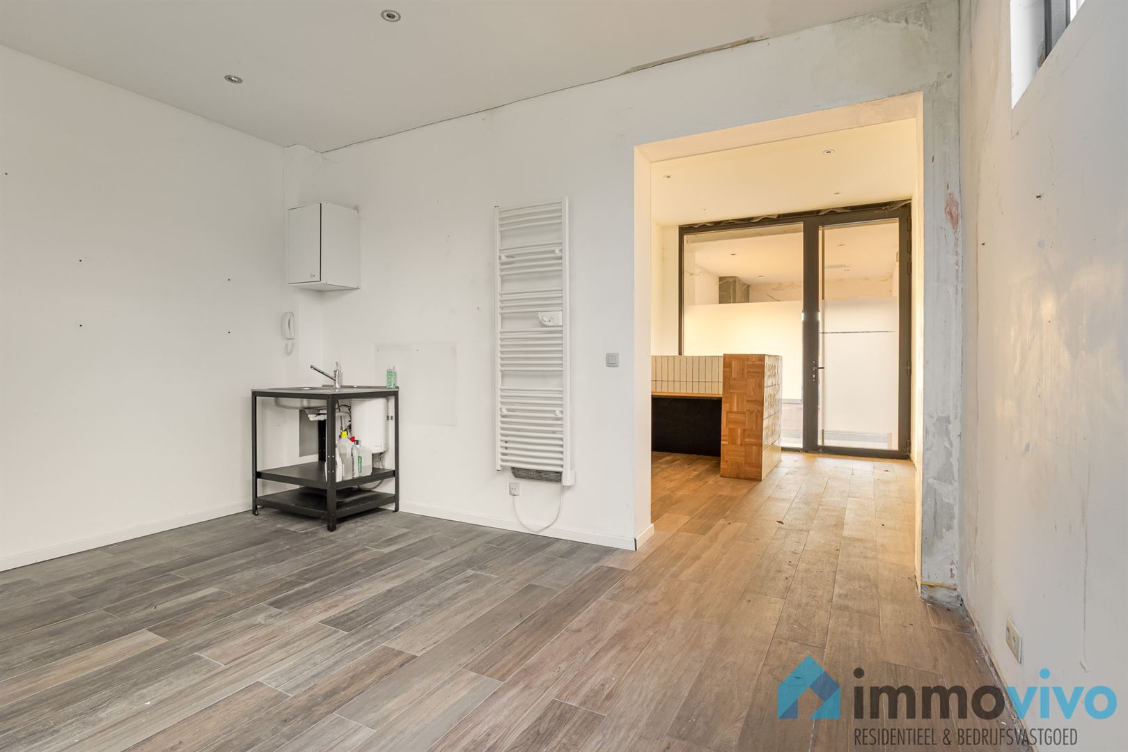 Unieke duplex, op te frissen, met 2 slaapkamers, staanplaats en aparte handelsruimte op topligging. - foto 5