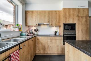 <p>Deze gezinswoning is gelegen in een rustige, doodlopende straat in Lovendegem en combineert comfort, energiezuinigheid en een uitstekende bereikbaarheid. De woning beschikt over een uitstekende EPC-score A, zonnepanelen en een conforme elektrische installatie. </p><p> </p><p>Binnen vinden we een aangename leefruimte met ruime woonkamer en volledig uitgeruste keuken. Verder beschikt de woning over een garage, wasplaats en een directe verbinding met de tuin. Op de eerste verdieping zijn er vier slaapkamers, waarvan één ingericht als bureau en een badkamer met bad, douche en toilet. Bovendien is er een ruime zolderverdieping.</p><p>De woning beschikt over een bewoonbare oppervlakte van 171 m² en biedt dankzij de praktische indeling heel wat ruimte en comfort. Ook is ventilatie type D aanwezig en een regenwaterput.</p><p></p><p>De rustige ligging in een doodlopende straat biedt een aangename, kindvriendelijke woonomgeving. Alle praktische voorzieningen van supermarkten en scholen tot openbaar vervoer bevinden zich nabij. Bovendien geniet je van een strategische ligging met een vlotte verbinding naar Gent, de R4 en de voornaamste snelwegen.</p><p> </p><p>Interesse in deze woning? Contacteer ons gerust voor een bezoek op 0456 98 16 85 of via <strong><u>zuzana@altro-vastgoed.be</u></strong>.</p>