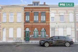 Cette spacieuse maison de 3 chambres est située dans la Vredestraat. Il est situé à quelques minutes des écoles, des commerces de proximité, des transports en commun, des routes,... ce qui en fait le point de départ idéal !Disposition de la maison :Rez-de-chaussée- hall d'entrée- salon avec cheminée de caractère- cuisine avec coin repasPremier étage- 2 chambres spacieusesDeuxième étage- 1 chambre- espace mansardé Jardin- jardin urbain- espace de rangementPropriétés de la maison :- situation très centrale et calme à proximité des commerces de proximité, des transports en commun, des écoles, du centre d'Izegem,...Vous recherchez une maison près du centre d'Izegem ? Alors contactez-nous dès aujourd'hui !Ce bien est soumis à l'obligation de rénovation imposée par le gouvernement flamand pour les bâtiments résidentiels (sauf en cas de démolition dans les 5 ans suivant l'achat). Pour plus d'informations, veuillez consulter le site web de l'Agence flamande de l'Énergie et du Climat via https://www.vlaanderen.be/een-woning-kopen/renovatieverplichting-voor-residentiele-gebouwen