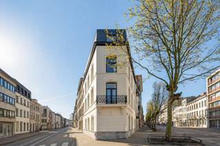 <p>Op de tweede verdieping van dit volledig <strong>gerenoveerde </strong>gebouw bevindt zich een appartement dat uitblinkt in licht, rust en verfijnde afwerking.</p>
<p>De hoekligging speelt hier een hoofdrol: de leefruimte geniet van <strong>rijke lichtinval</strong> langs meerdere zijden, wat zorgt voor een open en luchtig gevoel doorheen het volledige appartement. De visgraatvloer en de zachte, neutrale materialen creëren een warme en tijdloze woonomgeving.</p>
<p>De <strong>open keuken met eiland</strong> vormt het centrale punt van de ruimte en werd afgewerkt met duurzame materialen en kwalitatieve toestellen — een plek waar functionaliteit en esthetiek perfect samenkomen.</p>
<p>De indeling omvat <strong>twee volwaardige slaapkamers</strong>, elk rustig gelegen en flexibel in te richten. De badkamer werd modern en stijlvol afgewerkt met een <strong>inloopdouche </strong>en hoogwaardige materialen.</p>
<p>Het <strong>privéterras </strong>vormt een waardevolle uitbreiding van de leefruimte en biedt een aangename buitenplek waar u kan genieten van rust en licht.</p>
<p>Ook hier werd ingezet op comfort en duurzaamheid, met onder andere <strong>vloerverwarming </strong>in leefruimte en slaapkamers en een afwerking die tot in detail werd doorgetrokken.</p>
<p>Extra’s:</p>
<ul>
<li>Privatieve <strong>kelderberging </strong>inbegrepen</li>
<li><strong>Fietsenstalling </strong>binnen het gebouw</li>
<li>Geen lift → <strong>lage maandelijkse kosten</strong></li>
</ul>
<p>De <strong>ligging </strong>is bijzonder gegeerd: vlakbij de Meir, het groen van Park Spoor Noord en de jachthaven van ’t Eilandje.</p>
<p>Een appartement dat overtuigt door zijn licht, afwerking en balans — en dat u het best zelf komt ervaren.</p>
<p>Bij aankoop wordt een bijdrage van €925 voorzien voor de opmaak van de basisakte.<br /><br />Voor meer info of een bezoek, contacteer ons via 03/568.03.03 of info@vastgoed03.be</p>