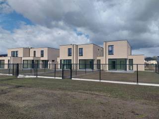 VERKOOP AAN 6% BTW mogelijk onder voorwaarden !Nieuwbouwproject van 5 ruime, moderne woningen met plat dak nabij het centrum van Mol.Deze woningen...