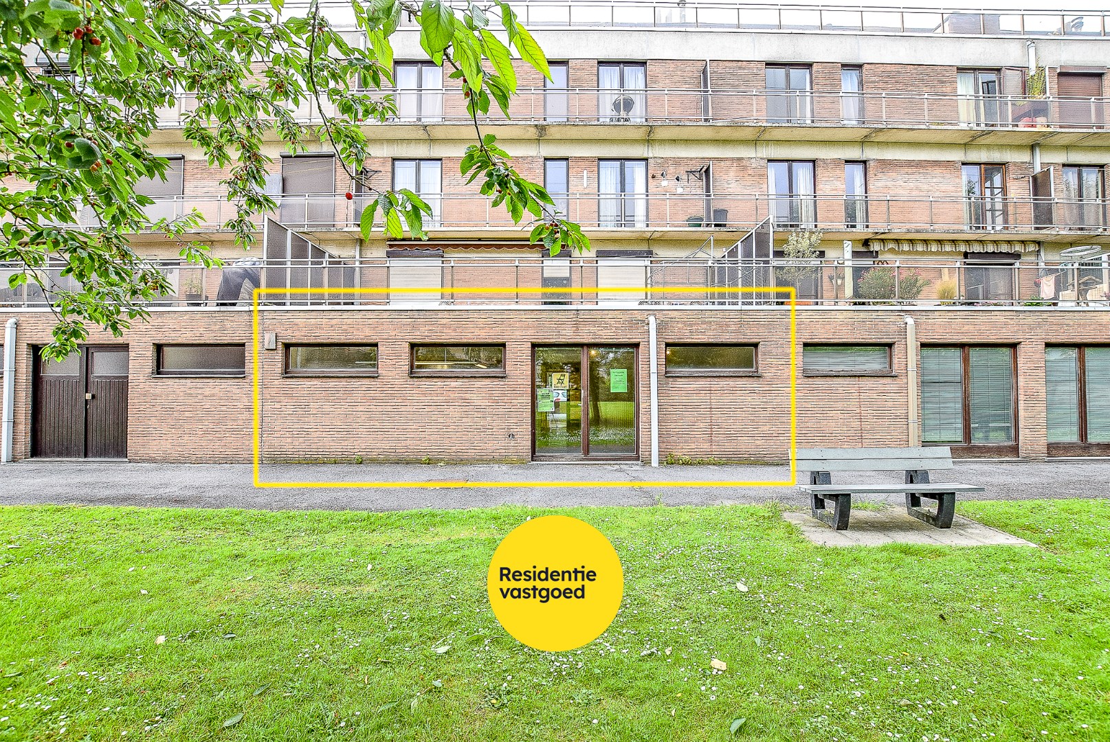 Centraal gelegen handelsruimte (148 m²) in centrum Diksmuide! - foto 2