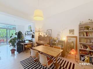 FOREST: Tussen het Dudenpark en het Brugmannpark, mooi appartement met 2 slaapkamers van ± 90 m², gelegen op de begane grond en in de kelder. De indeling is als volgt: Op de begane grond: eetkamer van ±16 m², slaapkamer van ±18 m², doucheruimte, toilet, ingerichte keuken (oven, kookplaten, afzuigkap, koelkast, vriezer en vaatwasser), woonkamer van ±13 m², mooi terras van ±16 m² op het noorden. In de kelder: kantoorruimte van ±15 m², wasruimte, slaapkamer van ±16 m², toilet, doucheruimte. Kosten: Vastgoedkosten van 150 €/maand, inclusief gemeenschappelijke ruimtes, tuinonderhoud, warm water, koud water en verwarming. EPC D. Beschikbaar vanaf 01/11/2026<br /><br />Op de begane grond:<br /> <br /><br />- Eetkamer ±16 m²<br />- Slaapkamer ±18 m²<br />- Doucheruimte<br />- Toilet<br />- Ingerichte keuken (oven, kookplaten, afzuigkap, koelkast, vriezer, vaatwasser)<br />- Woonkamer ±13 m²<br />- Terras ±16 m² op het noorden<br /> <br /><br />In de kelder:<br /><br /> <br />- Kantoorruimte ±15 m²<br />- Wasruimte<br />- Slaapkamer ±16 m²<br />- Toilet<br />- Doucheruimte<br />
